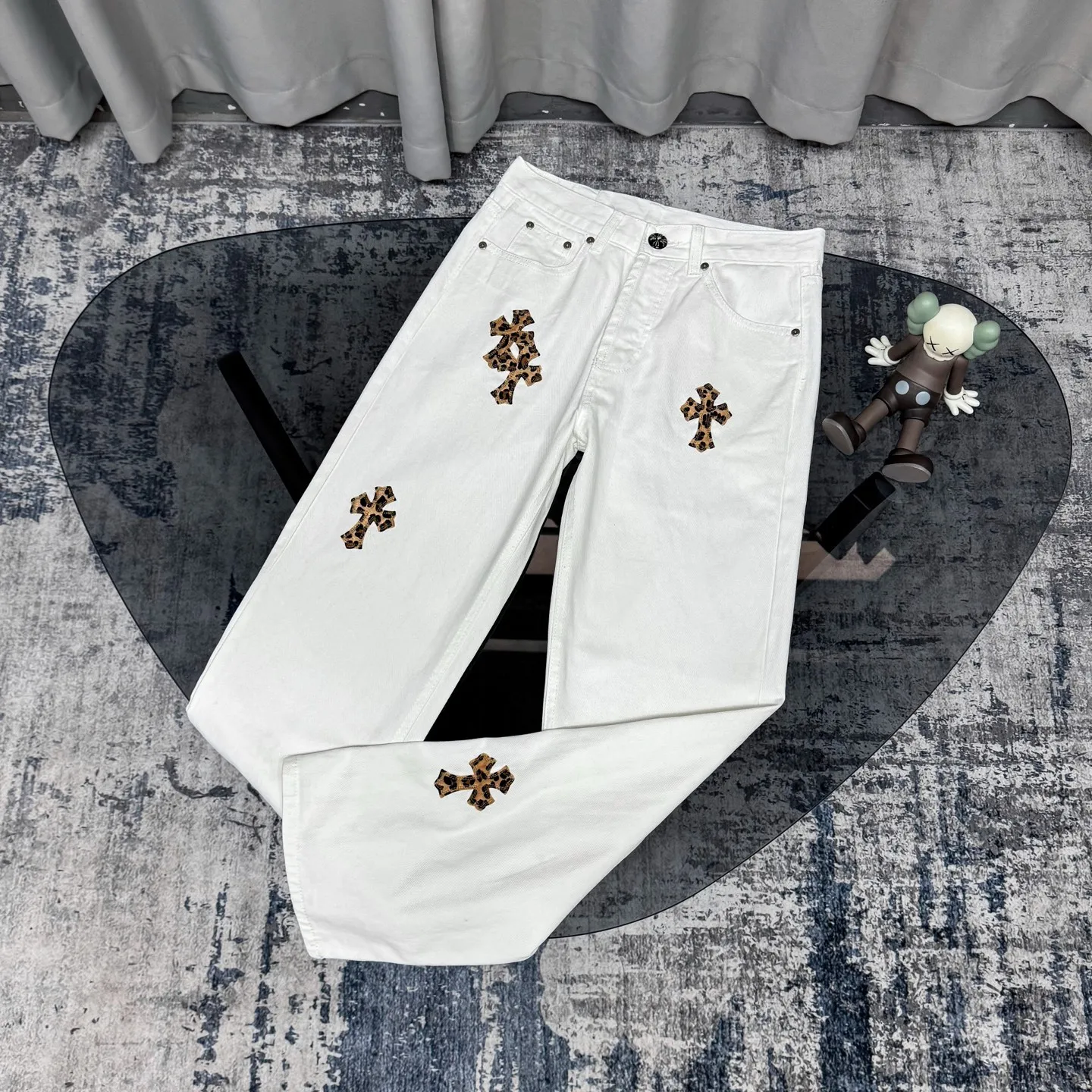 P250 Chrome Hearts Mattyboy graffiti painted leopard print horse hair cross jeans Special Italian cowhide print and cut Customized sheepskin three-layer thick thread leather The whole body is spliced in heavy water washing process Craftsmen hand-splash ink You can see the details Three-dimensional cutting version Loose and comfortable without picking up the figure Make you taller and slimmer Factory Seiko Original quality control Same style for men and women Can be matched with couples Versatile recommendation Necessary jeans for all seasons Color: White Size: 28/30/32/34 Waist: 71/76/81/86 Hips: 95/100/105/110 Pants length: 98/100/102/104